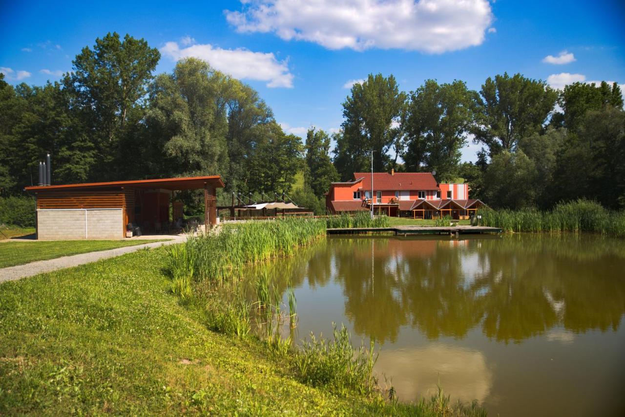 Penzion Amfik Bukovina Popovice  المظهر الخارجي الصورة